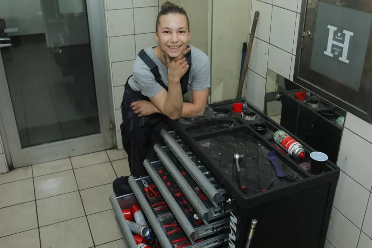 &quot;Čak ima slučajeva gdje su doveli svoje žene, svoje sinove, svoju djecu da se vidi kako je moguće da jedna ženska osoba radi i &apos;muški&apos; dio posla, rekao je prije dvije godine Dragan Bukna.