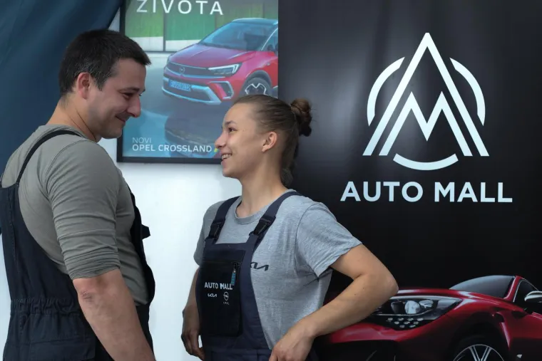 Jao servisu koji poku&scaron;a smuljati ovu Vinkovčanku! Automehaničarka je od 14. godine: 'Kad mu&scaron;terije vide ženu...'