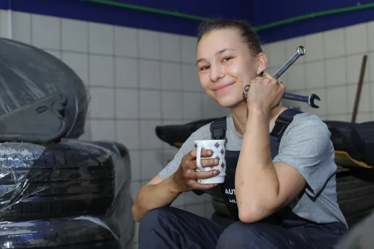 Jao servisu koji poku&scaron;a smuljati ovu Vinkovčanku! Automehaničarka je od 14. godine: 'Kad mu&scaron;terije vide ženu...'