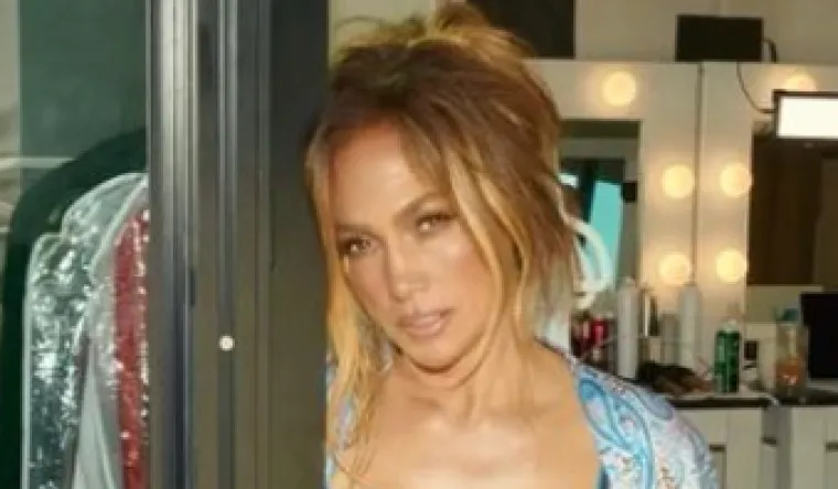 Zbog ovih fotki J.Lo se dive i žene i muškarci, u seksi donjem rublju potvrdila je da i u šestom desetljeću nema konkurencije!