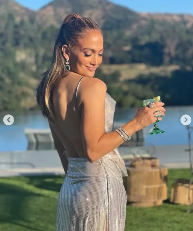 Zbog ovih fotki J.Lo se dive i žene i mu&scaron;karci, u seksi donjem rublju potvrdila je da i u &scaron;estom desetljeću nema konkurencije!