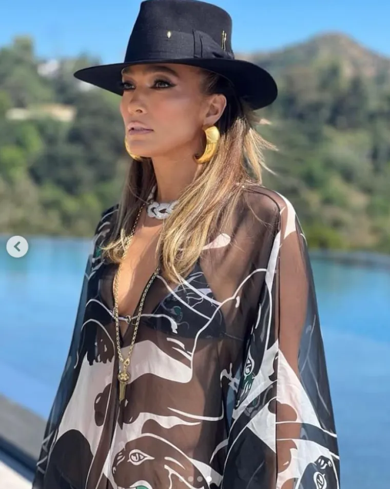 Zbog ovih fotki J.Lo se dive i žene i mu&scaron;karci, u seksi donjem rublju potvrdila je da i u &scaron;estom desetljeću nema konkurencije!