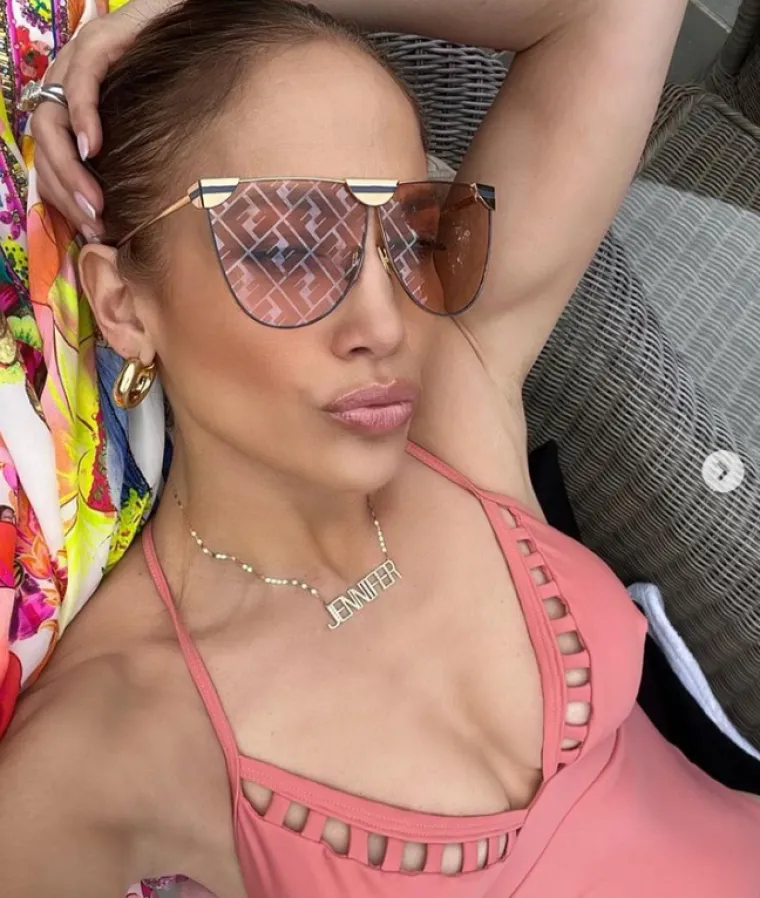 Zbog ovih fotki J.Lo se dive i žene i mu&scaron;karci, u seksi donjem rublju potvrdila je da i u &scaron;estom desetljeću nema konkurencije!