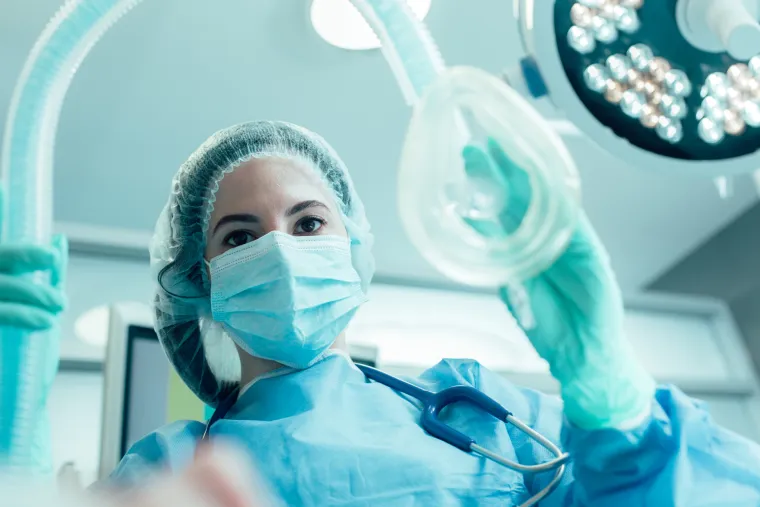 Kako djeluje anestezija? Svatko tko je bio podvrgnut bilo kakvoj operaciji imao je susreta s anestezijom.  Međutim, unatoč tome koliko je anestezija uobičajena u medicinskoj praksi - koristi se u cijelom svijetu mnogo tisuća puta svaki dan - još uvijek nije postignut znanstveni konsenzus o tome zašto djeluje. Neko se vrijeme vjerovalo da proces utječe na masne dijelove mozga, prekidajući ondje neurološku aktivnost. Sada se vjeruje da se određeni receptori u mozgu vežu za anestetik, što dovodi do gubitka osjeta i svijesti. Štoviše, znanstvenici sve više nagađaju da se događaju različiti procesi, a ne jedna jednostavna ideja koja bi objasnila sve ostale.