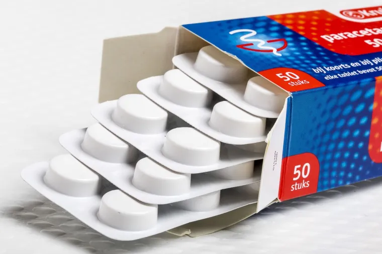 Kako paracetamol djeluje? Znanstvenici malo pouzdano znaju o tome kako paracetamol (i njegov generički oblik, acetaminofen) funkcionira i zašto je tako učinkovit u ublažavanju boli. Istraživanja sugeriraju da njegova učinkovitost može proizaći iz bilo kojeg od različitih izvora: jer blokira enzim koji je uključen u osjećaj boli; jer se uključuje u endokanabinoidni sustav (koji je također uključen u osjećaj boli); ili podešavanjem signala koje šalje serotonin. Također je moguće, pa čak i vjerojatno, kombinacija sve tri.