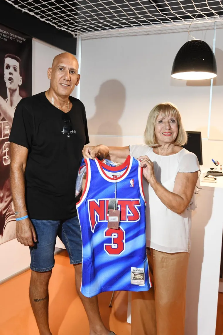 Legendarni ko&scaron;arka&scaron; odao počast Petroviću u &Scaron;ibeniku: 'Danas nema igrača poput Dražena'