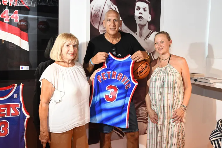 Legendarni ko&scaron;arka&scaron; odao počast Petroviću u &Scaron;ibeniku: 'Danas nema igrača poput Dražena'