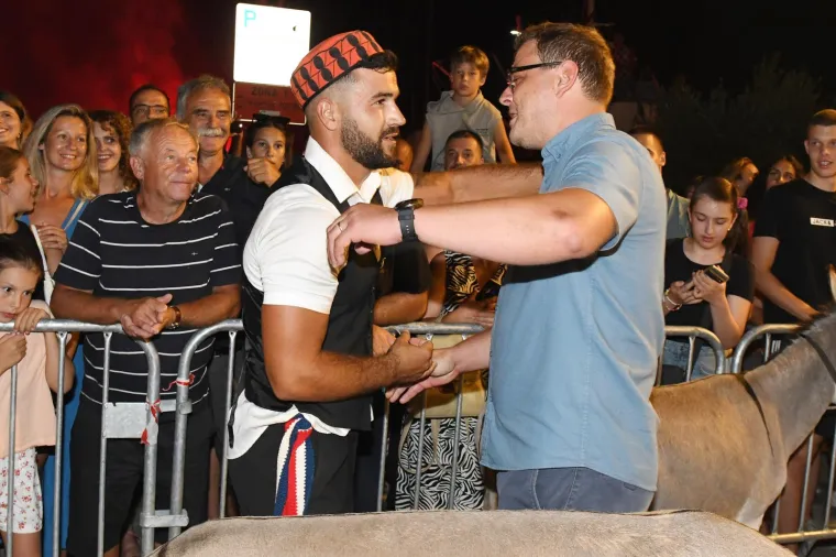 Održana tradicionalna utrka magaraca u Tribunju. Pobijedio Vodičanin Roko, uz bok mu stigla i dva Jakova