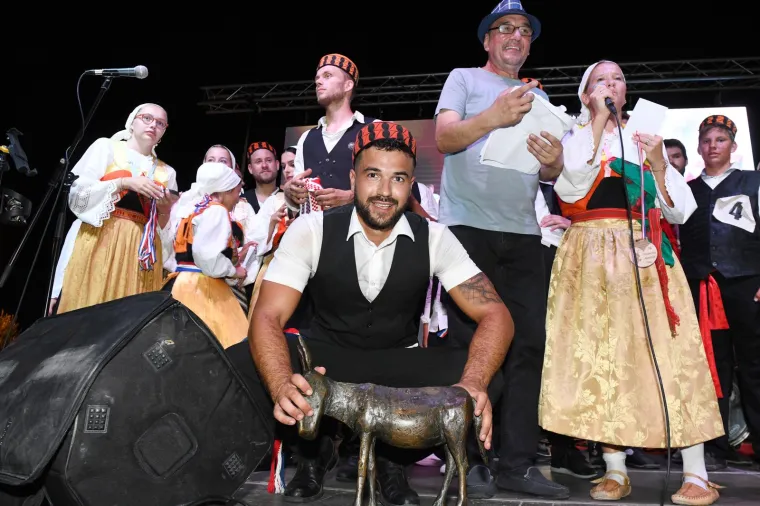 Održana tradicionalna utrka magaraca u Tribunju. Pobijedio Vodičanin Roko, uz bok mu stigla i dva Jakova
