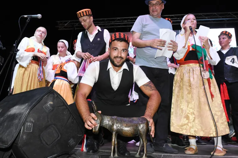 Održana tradicionalna utrka magaraca u Tribunju. Pobijedio Vodičanin Roko, uz bok mu stigla i dva Jakova