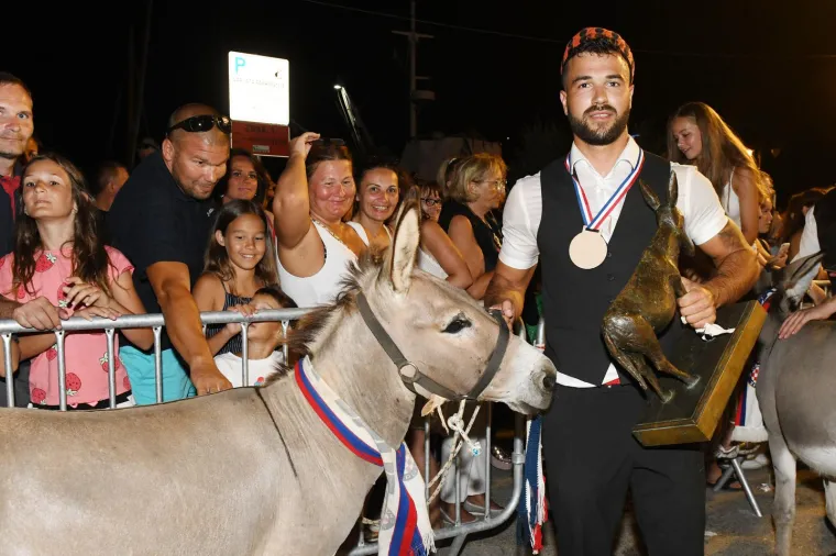 Održana tradicionalna utrka magaraca u Tribunju. Pobijedio Vodičanin Roko, uz bok mu stigla i dva Jakova