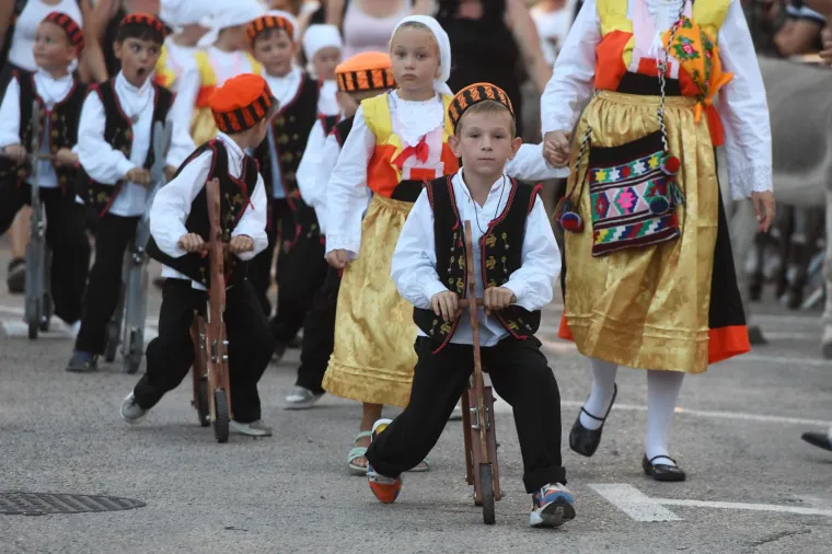 Održana tradicionalna utrka magaraca u Tribunju. Pobijedio Vodičanin Roko, uz bok mu stigla i dva Jakova