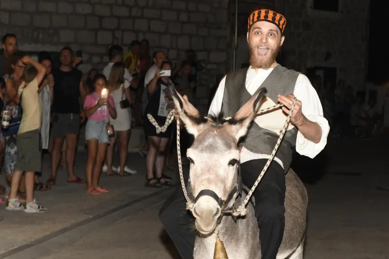 Održana tradicionalna utrka magaraca u Tribunju. Pobijedio Vodičanin Roko, uz bok mu stigla i dva Jakova