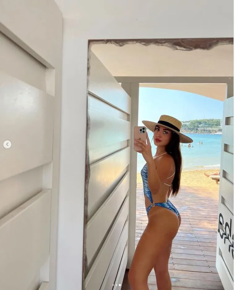 Snaha srpskog političara uzbunila Instagram vrućim kadrovima s plaže: Kako li je samo nestašna u badiću punom proreza!