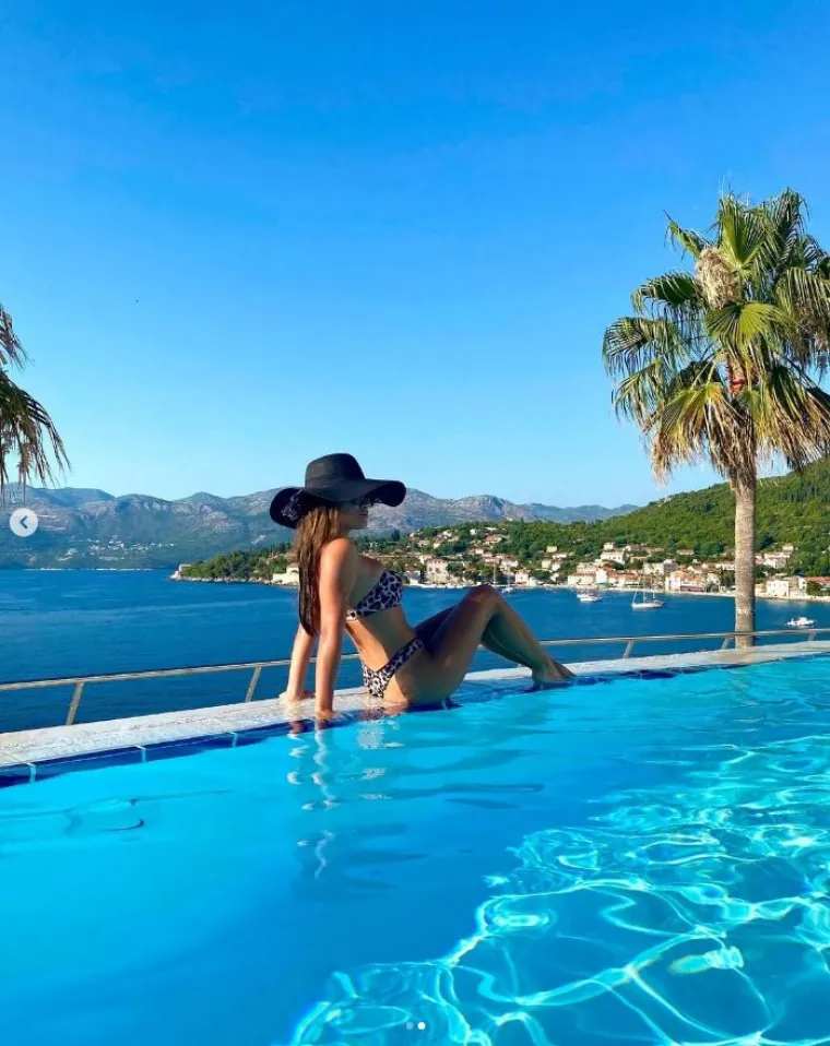 Snaha srpskog političara uzbunila Instagram vrućim kadrovima s plaže: Kako li je samo nestašna u badiću punom proreza!