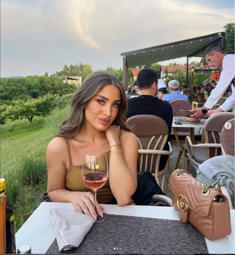 Snaha srpskog političara uzbunila Instagram vrućim kadrovima s plaže: Kako li je samo nestašna u badiću punom proreza!