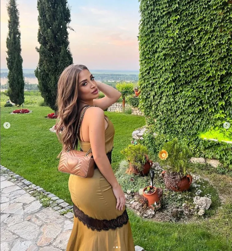 Snaha srpskog političara uzbunila Instagram vrućim kadrovima s plaže: Kako li je samo nestašna u badiću punom proreza!