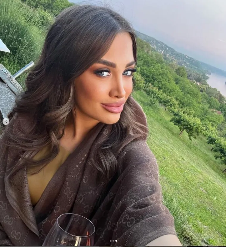 Snaha srpskog političara uzbunila Instagram vrućim kadrovima s plaže: Kako li je samo nestašna u badiću punom proreza!