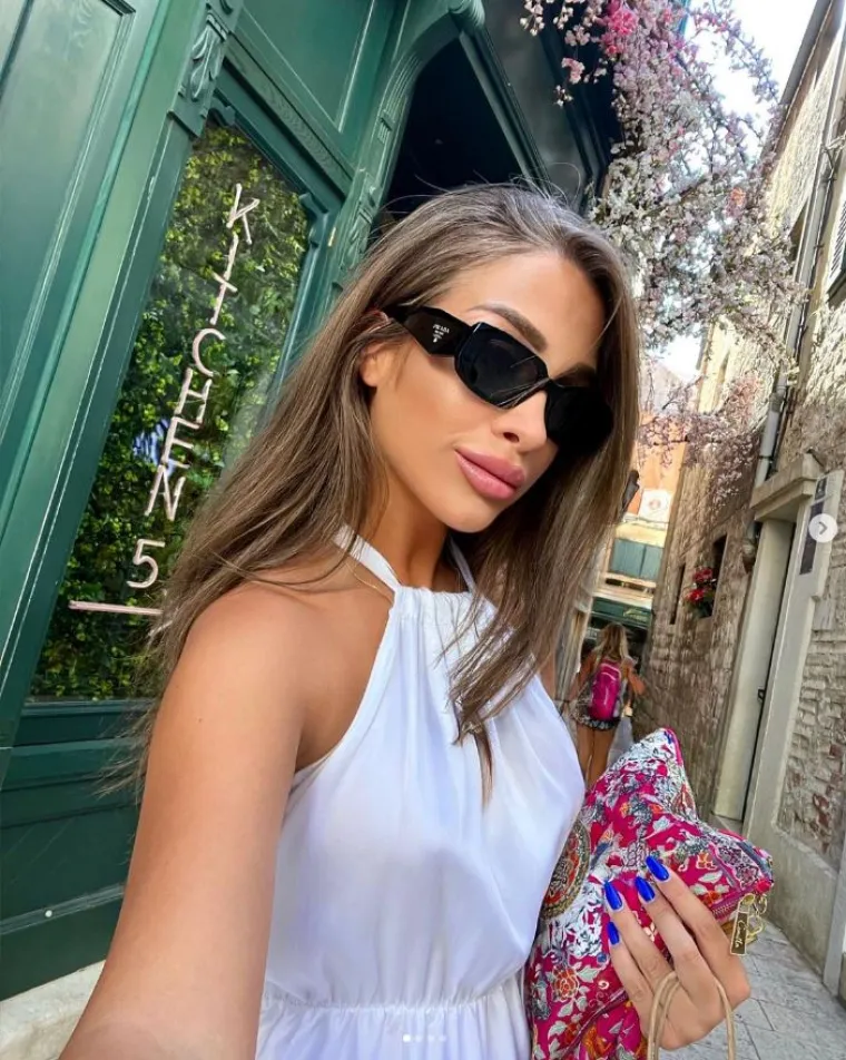 Snaha srpskog političara uzbunila Instagram vrućim kadrovima s plaže: Kako li je samo nestašna u badiću punom proreza!