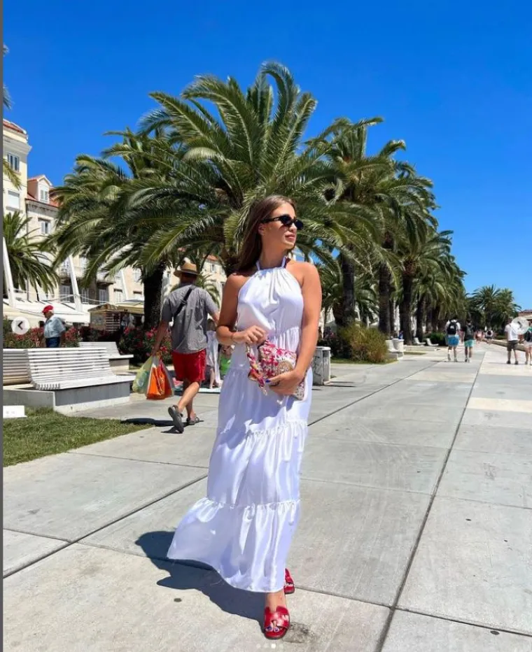 Snaha srpskog političara uzbunila Instagram vrućim kadrovima s plaže: Kako li je samo nesta&scaron;na u badiću punom proreza!