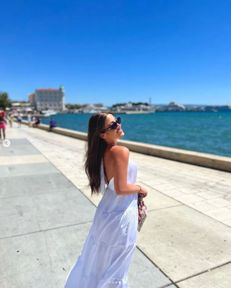 Snaha srpskog političara uzbunila Instagram vrućim kadrovima s plaže: Kako li je samo nesta&scaron;na u badiću punom proreza!