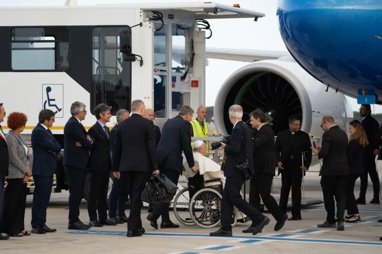 Papa Franjo stigao u Lisabon, ni dva mjeseca od operacije abdomena. U avion i iz njega dovezen u kolicima