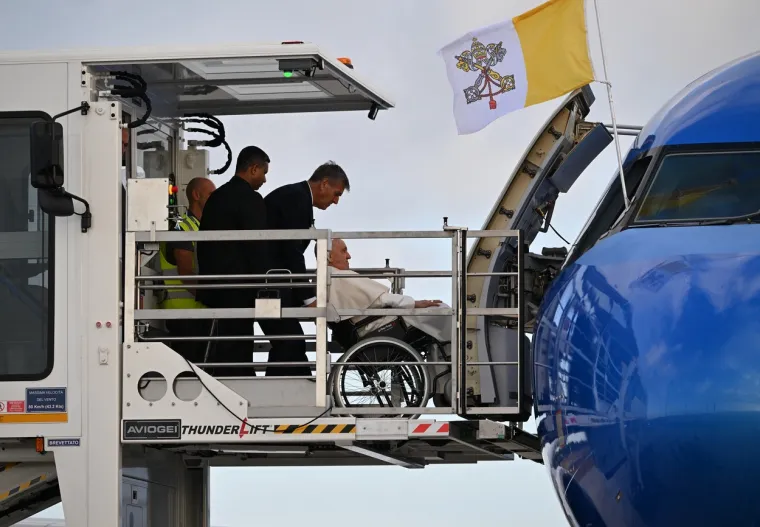 Papa Franjo stigao u Lisabon, ni dva mjeseca od operacije abdomena. U avion i iz njega dovezen u kolicima