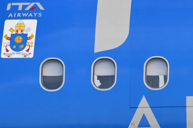 Papa Franjo stigao u Lisabon, ni dva mjeseca od operacije abdomena. U avion i iz njega dovezen u kolicima