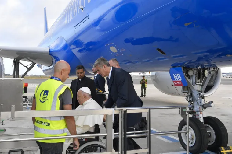 Papa Franjo stigao u Lisabon, ni dva mjeseca od operacije abdomena. U avion i iz njega dovezen u kolicima