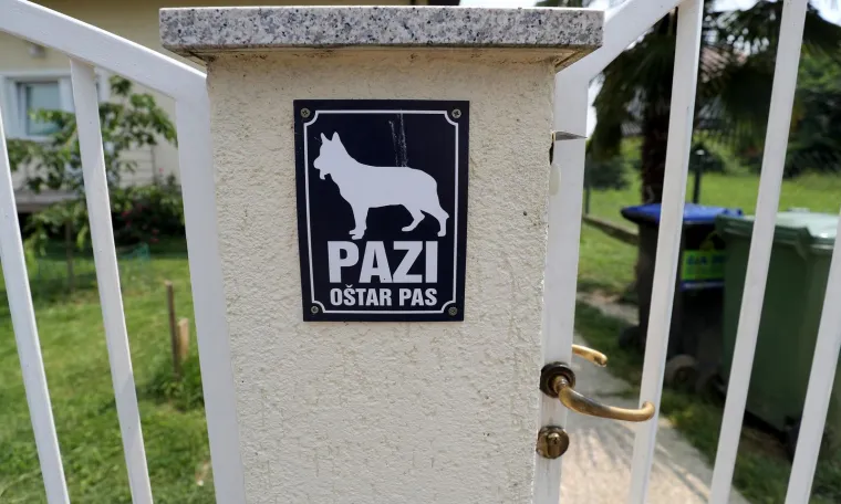 8. Natpis &apos;oštar pas&apos;  mami provalnike:  Ako si mislio da prijetnja velikog psa koji laje odbija provalnike, razmisli ponovno - oni će vidjeti tvoju kuću kao plijen. &quot;Nikada, ali nikada ne stavljaj znakove o kućnim ljubimcima&quot;, kaže Michael. &quot;Upozorenje &apos;Čuvaj se psa&apos; govori cijelom susjedstvu da nemaš kućni alarm, a provalnici će šunjati oko tvoje kuće bez brige. &quot;Ne reklamiraj ni svoju mačku - oni će tražiti otvor za mačku i pronaći način kako ući unutra.&quot; Osim toga, ako vide natpis, a ne čuju lavež lako će zaključiti da niste kući.