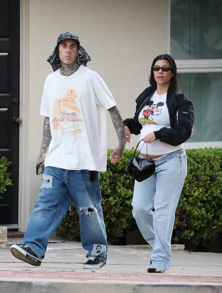 Trudna Kardashianka ljepša nego ikad: Prošetala s poznatim glazbenikom, a ispod majice joj je provirio trbuh