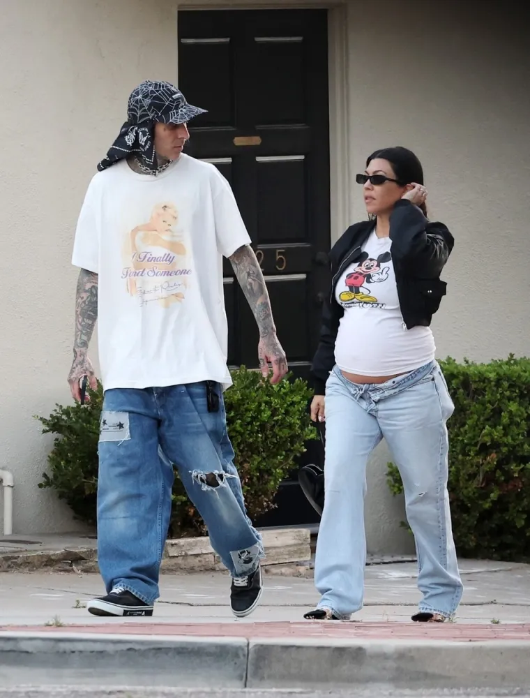 Trudna Kardashianka ljepša nego ikad: Prošetala s poznatim glazbenikom, a ispod majice joj je provirio trbuh