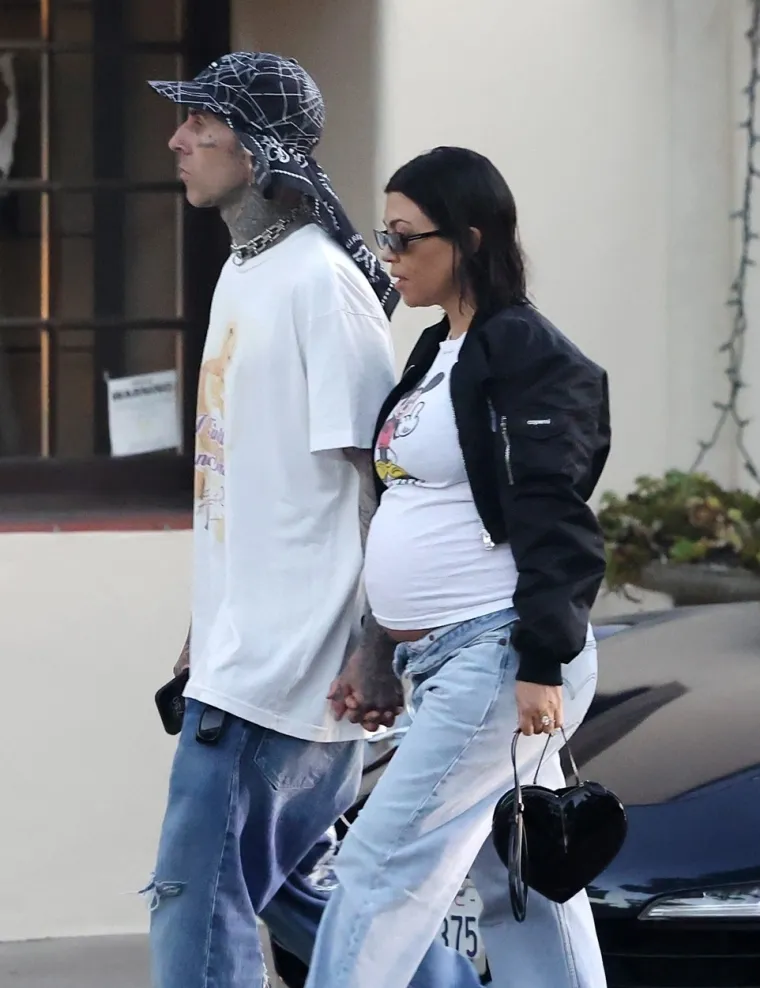 Trudna Kardashianka ljepša nego ikad: Prošetala s poznatim glazbenikom, a ispod majice joj je provirio trbuh