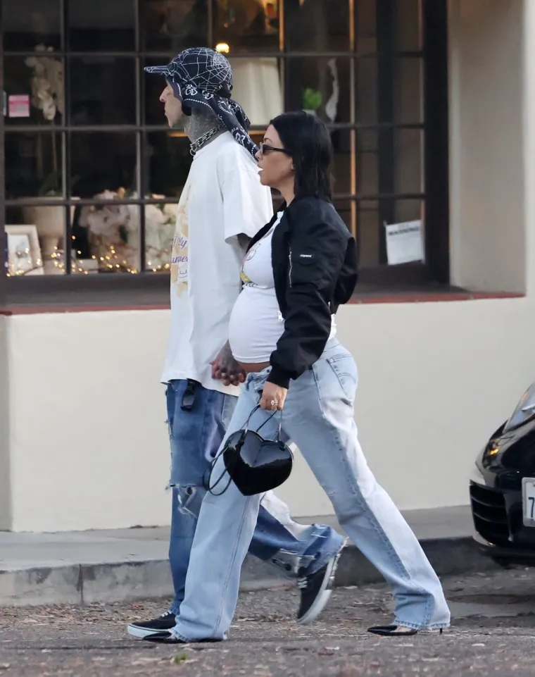 Trudna Kardashianka ljepša nego ikad: Prošetala s poznatim glazbenikom, a ispod majice joj je provirio trbuh