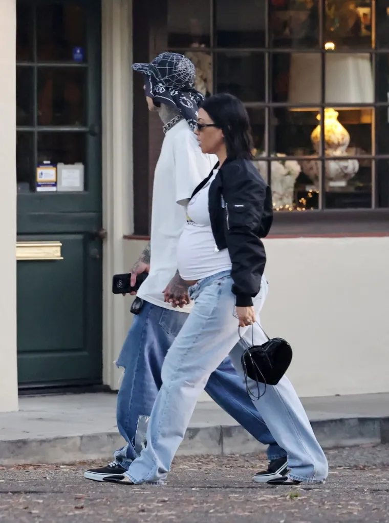 Trudna Kardashianka ljepša nego ikad: Prošetala s poznatim glazbenikom, a ispod majice joj je provirio trbuh