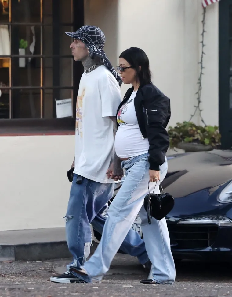 Trudna Kardashianka ljepša nego ikad: Prošetala s poznatim glazbenikom, a ispod majice joj je provirio trbuh