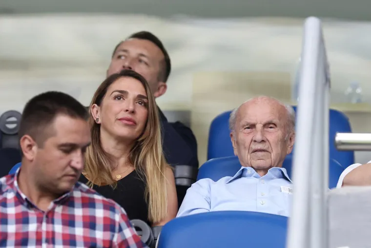 Pogledajte u kakvom društvu predsjednik Dinama gleda utakmicu s Astanom, riječ je o prvoj ženi na toj poziciji