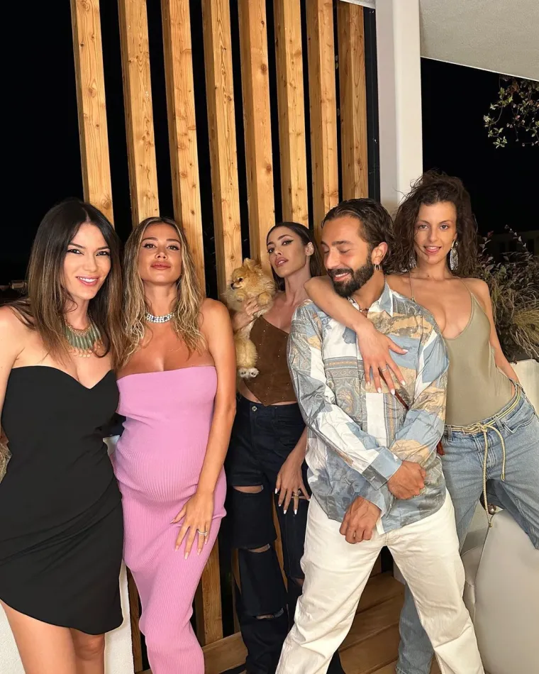 Diletta vam je poželjela laku noć fotografijama uz bazen: 'Koja je strana trudna?'