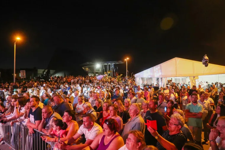 Škoro kao u dobre stare dane održao koncert. Slavio dan župe u Sesvetama, stigao i Mate Bulić