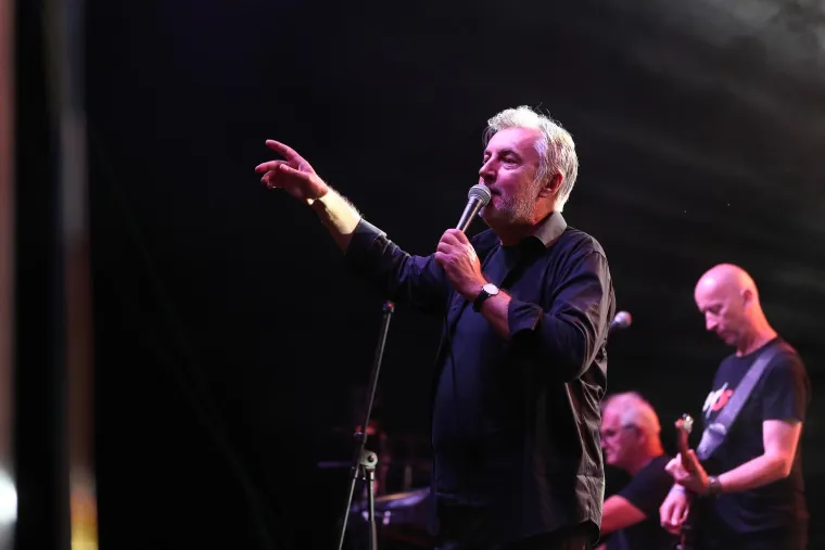 Škoro kao u dobre stare dane održao koncert. Slavio dan župe u Sesvetama, stigao i Mate Bulić