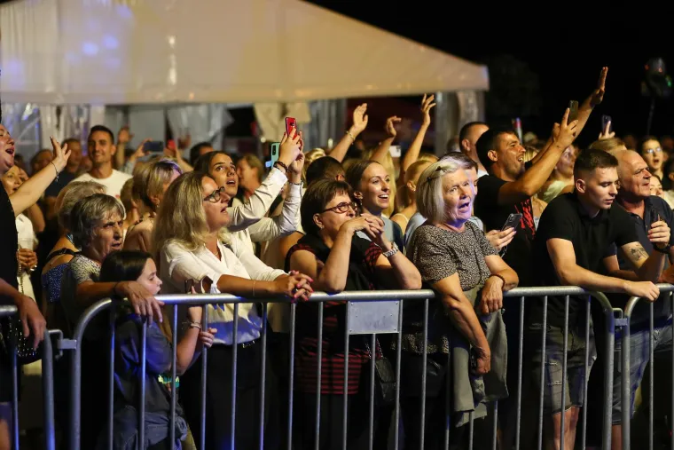 Škoro kao u dobre stare dane održao koncert. Slavio dan župe u Sesvetama, stigao i Mate Bulić