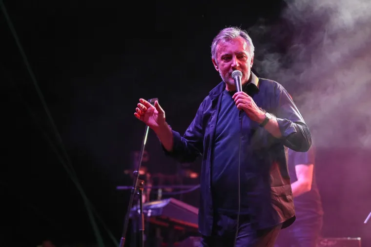 Škoro kao u dobre stare dane održao koncert. Slavio dan župe u Sesvetama, stigao i Mate Bulić