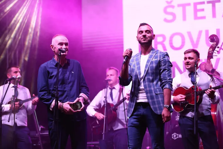 Škoro kao u dobre stare dane održao koncert. Slavio dan župe u Sesvetama, stigao i Mate Bulić