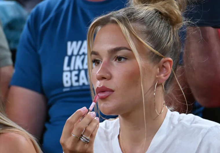 Anamarija je dragog upoznala na Krku: Prije mjesec dana rekla je 'da', a sada je pažnju plijenila dok je stavljala sjajilo