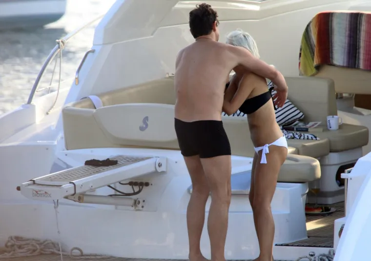 &Scaron;uput i njezin tada&scaron;nji dečko nisu skidali ruke jedno s drugoga, a o Majinu presvlačenju bikinija danima se pričalo