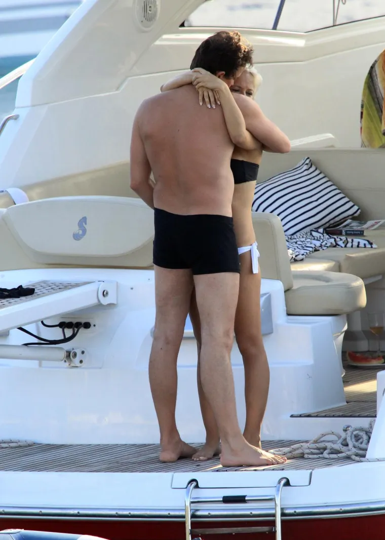 &Scaron;uput i njezin tada&scaron;nji dečko nisu skidali ruke jedno s drugoga, a o Majinu presvlačenju bikinija danima se pričalo