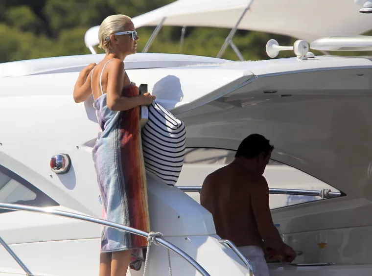 &Scaron;uput i njezin tada&scaron;nji dečko nisu skidali ruke jedno s drugoga, a o Majinu presvlačenju bikinija danima se pričalo