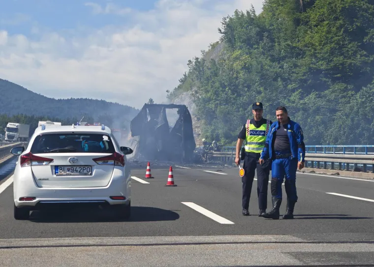 Kamion se pretvorio u buktinju, a gusti dim je prekrio sve: Nastala je kolona od 12 km! 'Čekali smo više od sat vremena'