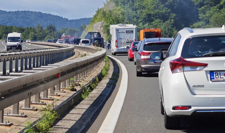 Kamion se pretvorio u buktinju, a gusti dim je prekrio sve: Nastala je kolona od 12 km! 'Čekali smo više od sat vremena'