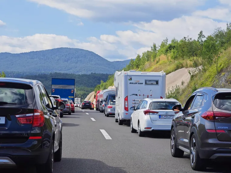 Kamion se pretvorio u buktinju, a gusti dim je prekrio sve: Nastala je kolona od 12 km! 'Čekali smo više od sat vremena'
